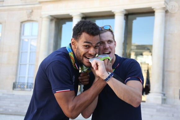 Adrien Dipanda et Kentin Mahé - Les membres de la délégation olympique arrivent au palais de l'Elysée pour être reçu par le président de la République François Hollande pour une réception à Paris le 23 août 2016. La délégation vient de rentrer des Jeux Olympiques de Rio de Janeiro. © Denis Guignebourg/Bestimage