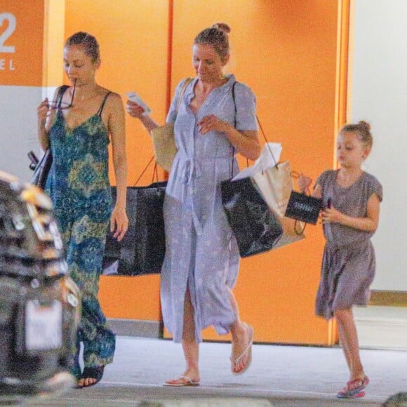 Cameron Diaz et Nicole Richie accompagnée de sa fille Harlow Madden font du shopping à Beverly Hills le 19 juin 2016.