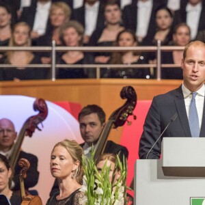 Le prince William, duc de Cambridge, prononce un discours lors du gala du 70e anniversaire de la création de l'état fédéré de Rhénanie-du-Nord-Westphalie à Düsseldorf le 23 août 2016.