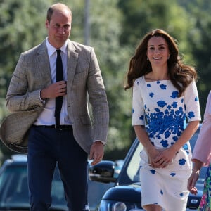 Le prince William et Kate Middleton, duc et duchesse de Cambridge, arrivent aux locaux de l'association Youthscape à Luton le 24 août 2016. Une journée de rentrée avec un accent mis sur la santé mentale, leur grande cause.