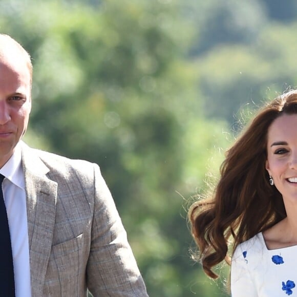 Le prince William et Kate Middleton, duc et duchesse de Cambridge, arrivent aux locaux de l'association Youthscape à Luton le 24 août 2016. Une journée de rentrée avec un accent mis sur la santé mentale, leur grande cause.