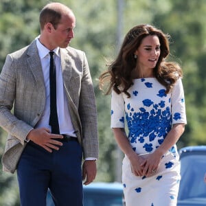 Le prince William et Kate Middleton, duc et duchesse de Cambridge, arrivent aux locaux de l'association Youthscape à Luton le 24 août 2016. Une journée de rentrée avec un accent mis sur la santé mentale, leur grande cause.