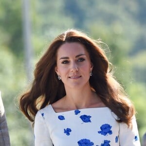 Le prince William et Kate Middleton, duc et duchesse de Cambridge, arrivent aux locaux de l'association Youthscape à Luton le 24 août 2016. Une journée de rentrée avec un accent mis sur la santé mentale, leur grande cause.