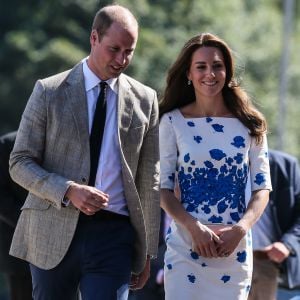 Le prince William et Kate Middleton, duc et duchesse de Cambridge, arrivent aux locaux de l'association Youthscape à Luton le 24 août 2016. Une journée de rentrée avec un accent mis sur la santé mentale, leur grande cause.