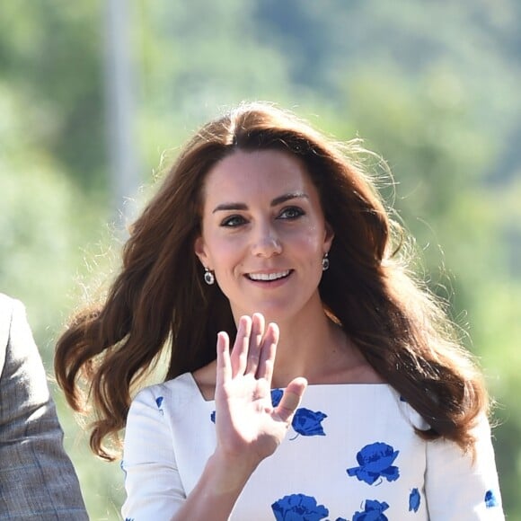 Le prince William et Kate Middleton, duc et duchesse de Cambridge, arrivent aux locaux de l'association Youthscape à Luton le 24 août 2016. Une journée de rentrée avec un accent mis sur la santé mentale, leur grande cause.