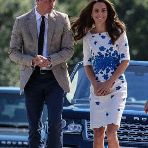 Le prince William et Kate Middleton, duc et duchesse de Cambridge, arrivent aux locaux de l'association Youthscape à Luton le 24 août 2016. Une journée de rentrée avec un accent mis sur la santé mentale, leur grande cause.