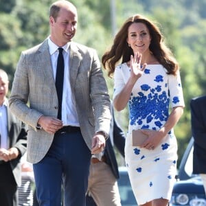 Le prince William et Kate Middleton, duc et duchesse de Cambridge, arrivent aux locaux de l'association Youthscape à Luton le 24 août 2016. Une journée de rentrée avec un accent mis sur la santé mentale, leur grande cause.