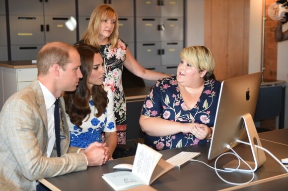 Le prince William et Kate Middleton, duc et duchesse de Cambridge, s'informent sur une celleule de soutien aux jeunes qui se font du mal lors de leur visite dans les locaux de l'association Youthscape à Luton le 24 août 2016. Une journée de rentrée avec un accent mis sur la santé mentale, leur grande cause.