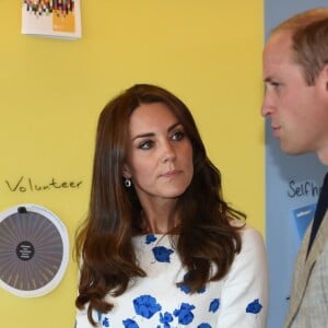 Le prince William et Kate Middleton, duc et duchesse de Cambridge, lors de leur visite dans les locaux de l'association Youthscape à Luton le 24 août 2016. Une journée de rentrée avec un accent mis sur la santé mentale, leur grande cause.