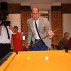 Le prince William fait une partie de billard lors de sa visite avec Kate dans les locaux de l'association Youthscape à Luton le 24 août 2016. Une journée de rentrée avec un accent mis sur la santé mentale, leur grande cause.