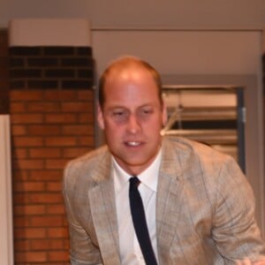 Le prince William fait une partie de billard lors de sa visite avec Kate dans les locaux de l'association Youthscape à Luton le 24 août 2016. Une journée de rentrée avec un accent mis sur la santé mentale, leur grande cause.