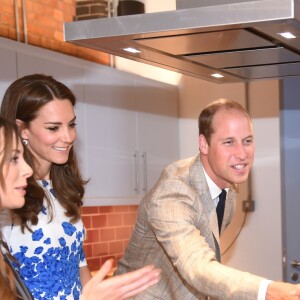 Le prince William et Kate Middleton, duc et duchesse de Cambridge, lors d'un atelier culinaire pendant leur visite dans les locaux de l'association Youthscape à Luton le 24 août 2016. Une journée de rentrée avec un accent mis sur la santé mentale, leur grande cause.