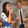 Le prince William et Kate Middleton, duc et duchesse de Cambridge, lors d'un atelier culinaire pendant leur visite dans les locaux de l'association Youthscape à Luton le 24 août 2016. Une journée de rentrée avec un accent mis sur la santé mentale, leur grande cause.