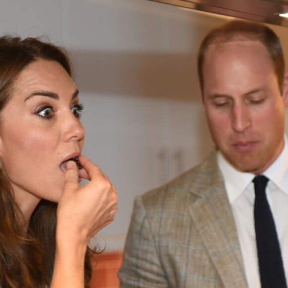 Le prince William et Kate Middleton, duc et duchesse de Cambridge, lors d'un atelier culinaire pendant leur visite dans les locaux de l'association Youthscape à Luton le 24 août 2016. Une journée de rentrée avec un accent mis sur la santé mentale, leur grande cause.