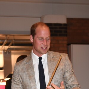 Le prince William fait une partie de billard lors de sa visite avec Kate dans les locaux de l'association Youthscape à Luton le 24 août 2016. Une journée de rentrée avec un accent mis sur la santé mentale, leur grande cause.