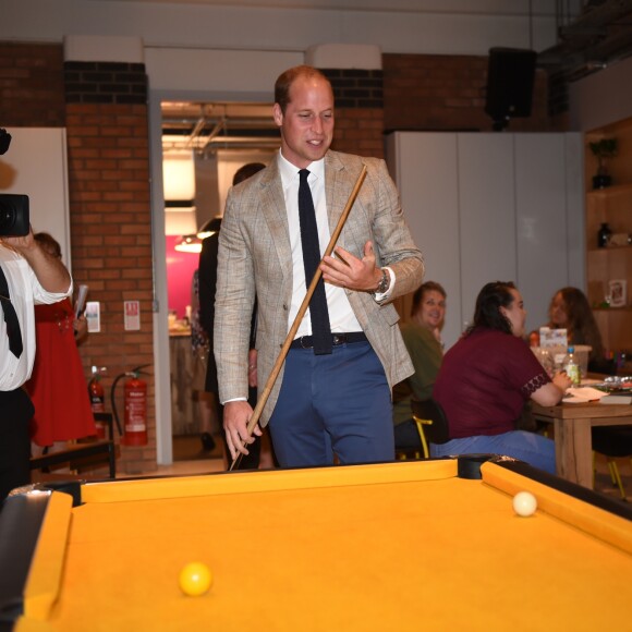 Le prince William fait une partie de billard lors de sa visite avec Kate dans les locaux de l'association Youthscape à Luton le 24 août 2016. Une journée de rentrée avec un accent mis sur la santé mentale, leur grande cause.