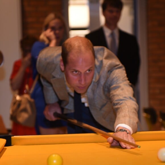 Le prince William fait une partie de billard lors de sa visite avec Kate dans les locaux de l'association Youthscape à Luton le 24 août 2016. Une journée de rentrée avec un accent mis sur la santé mentale, leur grande cause.