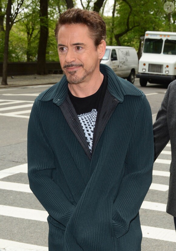 Robert Downey Jr. à la sortie de son hôtel à New York, le 5 mai 2016.  Robert Downey Jr. is seen leaving his hotel and walking around town in New York City, New York on May 5, 2016.05/05/2016 - New York