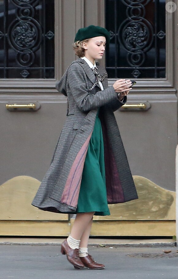 Exclusif - Lily-Rose Depp sur le tournage de "Planetarium" à Paris le 29 septembre 2015.