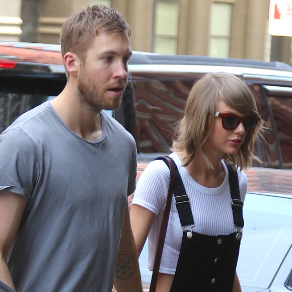 Taylor Swift et son petit-ami Calvin Harris sortent d'un restaurant à New York, le 28 mai 2015.