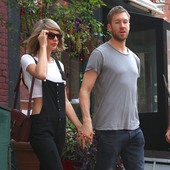 Taylor Swift et son petit-ami Calvin Harris sortent d'un restaurant à New York, le 28 mai 2015.