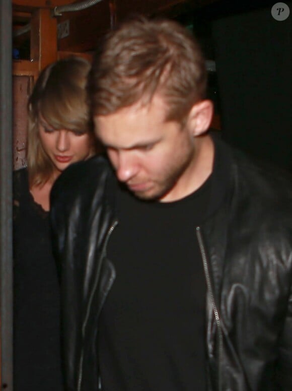 Taylor Swift et le DJ Calvin Harris confirment leur relation amoureuse en sortant main dans la main du club Troubadour à West Hollywood. Le 2 avril 2015