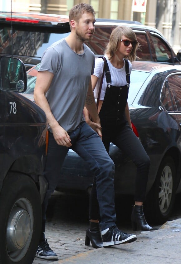 Taylor Swift et son petit-ami Calvin Harris sortent d'un restaurant à New York, le 28 mai 2015.