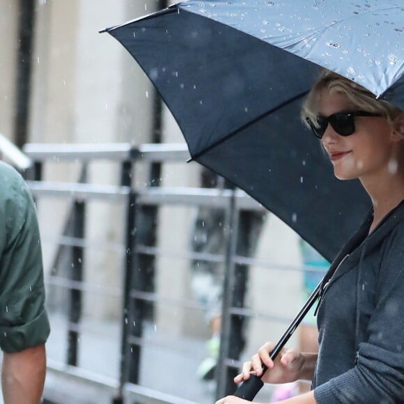 Taylor Swift quitte son cours de gym en minishort sous la pluie à New York le 10 août 2016.