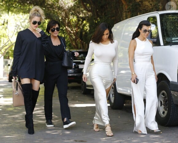 Kim, Kourtney, Khloé Kardashian et leur mère Kris Jenner  lors du tournage de la télé-réalité "L'Incroyable Famille Kardashian" à Woodland Hills le 5 aout 2016.