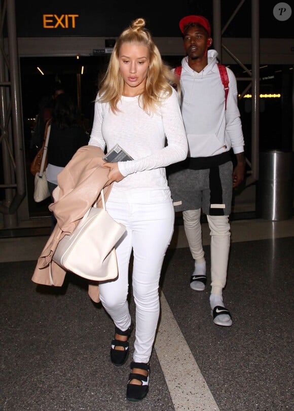 La rappeuse Iggy Azalea et son fiancé Nick Young vont prendre un avion pour l'Australie à l'aéroport de LAX à Los Angeles, le 16 août 2015.