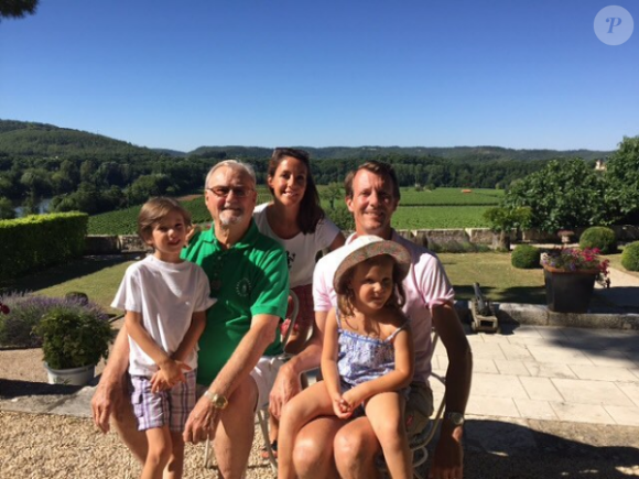 Le prince Joachim et la princesse Marie de Danemark avec leurs enfants le prince Henrik et la princesse Athena en compagnie du prince consort Henrik au château de Cayx, en juillet 2016. Photo Instagram de la cour royale danoise.