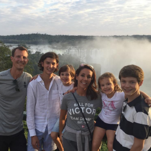 Le prince Joachim et la princesse Marie de Danemark avec leurs enfants le prince Nikolai, le prince Henrik, la princesse Athena et le prince Felix, devant les chutes d'Iguazu au Brésil, en août 2016. Photo Instagram de la cour royale danoise.