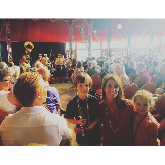 La princesse Marie de Danemark avec le prince Henrik et la princesse Athena au Festival de Tønder le 27 août 2016. Photo Instagram de la cour royale danoise.