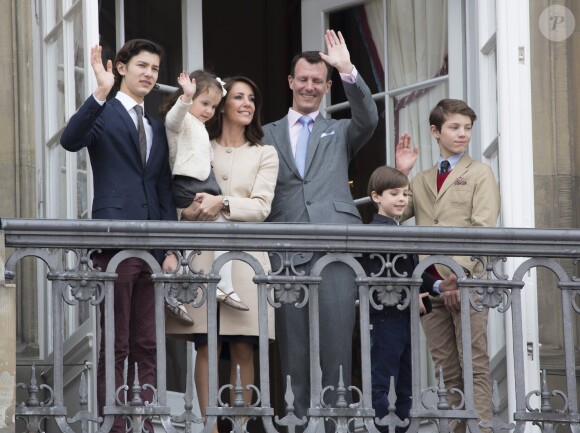 La princesse Marie, le prince Joachim de Danemark et leurs enfants, le prince Nikolai, le prince Henrik, le prince Felix et la princesse Athena lors du 76e anniversaire de la reine Margrethe au balcon du château Amalienborg à Copenhague le 16 avril 2016
