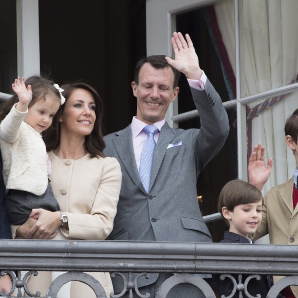 La princesse Marie, le prince Joachim de Danemark et leurs enfants, le prince Nikolai, le prince Henrik, le prince Felix et la princesse Athena lors du 76e anniversaire de la reine Margrethe au balcon du château Amalienborg à Copenhague le 16 avril 2016