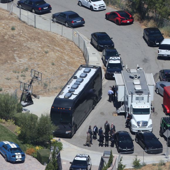 Vue arienne de la maison de Chris Brown accusé d'avoir menacé une femme avec une arme à feu à Los Angeles. Après une perquisition à son domicile et l'interrogation de nombreux témoins, il a été inculpé d'agression avec une arme à feu. L'ancienne reine de beauté Baylee Curran a raconté à TMZ qu'elle se trouvait au domicile du chanteur, dans la nuit de lundi à mardi. Selon elle, l'altercation a éclaté alors qu'elle admirait un bijou en diamant exposé par un ami du chanteur. Ce dernier aurait alors braqué une arme sur elle, jure-t-elle, disant " Dégage de là ". Elle a ensuite couru chez un voisin avant d'appeler la police. Le 30 août 2016