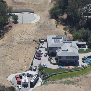Vue arienne de la maison de Chris Brown accusé d'avoir menacé une femme avec une arme à feu à Los Angeles. Après une perquisition à son domicile et l'interrogation de nombreux témoins, il a été inculpé d'agression avec une arme à feu. L'ancienne reine de beauté Baylee Curran a raconté à TMZ qu'elle se trouvait au domicile du chanteur, dans la nuit de lundi à mardi. Selon elle, l'altercation a éclaté alors qu'elle admirait un bijou en diamant exposé par un ami du chanteur. Ce dernier aurait alors braqué une arme sur elle, jure-t-elle, disant " Dégage de là ". Elle a ensuite couru chez un voisin avant d'appeler la police. Le 30 août 2016