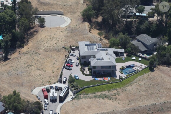 Vue arienne de la maison de Chris Brown accusé d'avoir menacé une femme avec une arme à feu à Los Angeles. Après une perquisition à son domicile et l'interrogation de nombreux témoins, il a été inculpé d'agression avec une arme à feu. L'ancienne reine de beauté Baylee Curran a raconté à TMZ qu'elle se trouvait au domicile du chanteur, dans la nuit de lundi à mardi. Selon elle, l'altercation a éclaté alors qu'elle admirait un bijou en diamant exposé par un ami du chanteur. Ce dernier aurait alors braqué une arme sur elle, jure-t-elle, disant " Dégage de là ". Elle a ensuite couru chez un voisin avant d'appeler la police. Le 30 août 2016