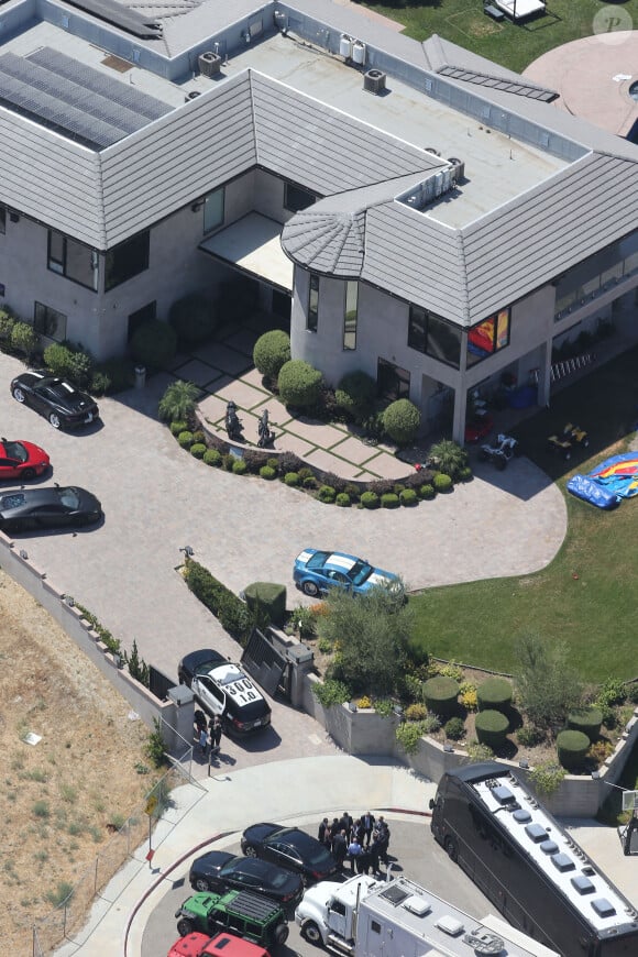 Vue arienne de la maison de Chris Brown accusé d'avoir menacé une femme avec une arme à feu à Los Angeles. Après une perquisition à son domicile et l'interrogation de nombreux témoins, il a été inculpé d'agression avec une arme à feu. L'ancienne reine de beauté Baylee Curran a raconté à TMZ qu'elle se trouvait au domicile du chanteur, dans la nuit de lundi à mardi. Selon elle, l'altercation a éclaté alors qu'elle admirait un bijou en diamant exposé par un ami du chanteur. Ce dernier aurait alors braqué une arme sur elle, jure-t-elle, disant " Dégage de là ". Elle a ensuite couru chez un voisin avant d'appeler la police. Le 30 août 2016