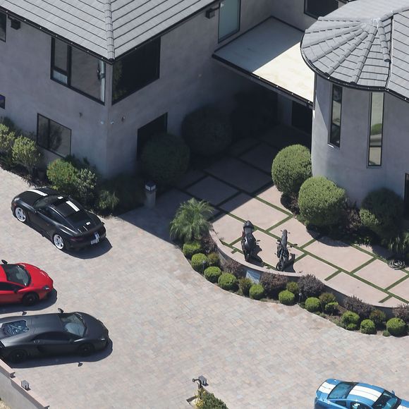 Vue arienne de la maison de Chris Brown accusé d'avoir menacé une femme avec une arme à feu à Los Angeles. Après une perquisition à son domicile et l'interrogation de nombreux témoins, il a été inculpé d'agression avec une arme à feu. L'ancienne reine de beauté Baylee Curran a raconté à TMZ qu'elle se trouvait au domicile du chanteur, dans la nuit de lundi à mardi. Selon elle, l'altercation a éclaté alors qu'elle admirait un bijou en diamant exposé par un ami du chanteur. Ce dernier aurait alors braqué une arme sur elle, jure-t-elle, disant " Dégage de là ". Elle a ensuite couru chez un voisin avant d'appeler la police. Le 30 août 2016
