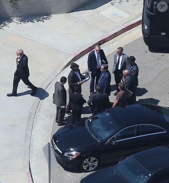 Vue arienne de la maison de Chris Brown accusé d'avoir menacé une femme avec une arme à feu à Los Angeles. Après une perquisition à son domicile et l'interrogation de nombreux témoins, il a été inculpé d'agression avec une arme à feu. L'ancienne reine de beauté Baylee Curran a raconté à TMZ qu'elle se trouvait au domicile du chanteur, dans la nuit de lundi à mardi. Selon elle, l'altercation a éclaté alors qu'elle admirait un bijou en diamant exposé par un ami du chanteur. Ce dernier aurait alors braqué une arme sur elle, jure-t-elle, disant " Dégage de là ". Elle a ensuite couru chez un voisin avant d'appeler la police. Le 30 août 2016