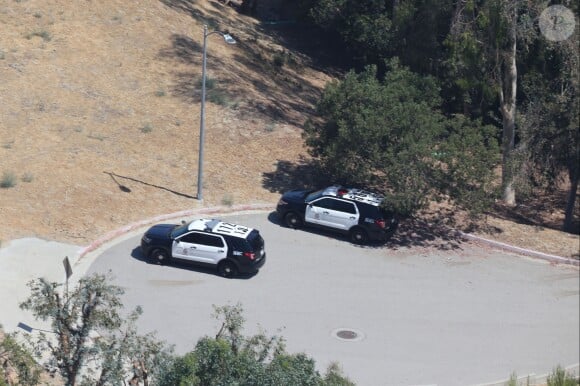 Vue arienne de la maison de Chris Brown accusé d'avoir menacé une femme avec une arme à feu à Los Angeles. Après une perquisition à son domicile et l'interrogation de nombreux témoins, il a été inculpé d'agression avec une arme à feu. L'ancienne reine de beauté Baylee Curran a raconté à TMZ qu'elle se trouvait au domicile du chanteur, dans la nuit de lundi à mardi. Selon elle, l'altercation a éclaté alors qu'elle admirait un bijou en diamant exposé par un ami du chanteur. Ce dernier aurait alors braqué une arme sur elle, jure-t-elle, disant " Dégage de là ". Elle a ensuite couru chez un voisin avant d'appeler la police. Le 30 août 2016