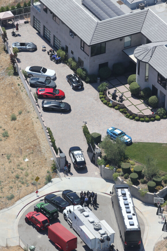 Vue arienne de la maison de Chris Brown accusé d'avoir menacé une femme avec une arme à feu à Los Angeles. Après une perquisition à son domicile et l'interrogation de nombreux témoins, il a été inculpé d'agression avec une arme à feu. L'ancienne reine de beauté Baylee Curran a raconté à TMZ qu'elle se trouvait au domicile du chanteur, dans la nuit de lundi à mardi. Selon elle, l'altercation a éclaté alors qu'elle admirait un bijou en diamant exposé par un ami du chanteur. Ce dernier aurait alors braqué une arme sur elle, jure-t-elle, disant " Dégage de là ". Elle a ensuite couru chez un voisin avant d'appeler la police. Le 30 août 2016