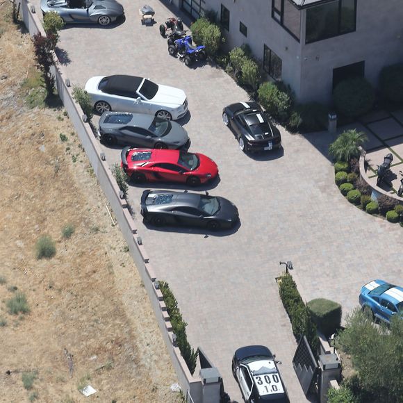 Vue arienne de la maison de Chris Brown accusé d'avoir menacé une femme avec une arme à feu à Los Angeles. Après une perquisition à son domicile et l'interrogation de nombreux témoins, il a été inculpé d'agression avec une arme à feu. L'ancienne reine de beauté Baylee Curran a raconté à TMZ qu'elle se trouvait au domicile du chanteur, dans la nuit de lundi à mardi. Selon elle, l'altercation a éclaté alors qu'elle admirait un bijou en diamant exposé par un ami du chanteur. Ce dernier aurait alors braqué une arme sur elle, jure-t-elle, disant " Dégage de là ". Elle a ensuite couru chez un voisin avant d'appeler la police. Le 30 août 2016