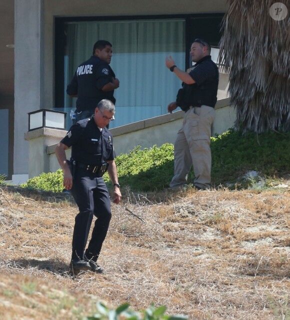 Vue arienne de la maison de Chris Brown accusé d'avoir menacé une femme avec une arme à feu à Los Angeles. Après une perquisition à son domicile et l'interrogation de nombreux témoins, il a été inculpé d'agression avec une arme à feu. L'ancienne reine de beauté Baylee Curran a raconté à TMZ qu'elle se trouvait au domicile du chanteur, dans la nuit de lundi à mardi. Selon elle, l'altercation a éclaté alors qu'elle admirait un bijou en diamant exposé par un ami du chanteur. Ce dernier aurait alors braqué une arme sur elle, jure-t-elle, disant " Dégage de là ". Elle a ensuite couru chez un voisin avant d'appeler la police. Le 30 août 2016