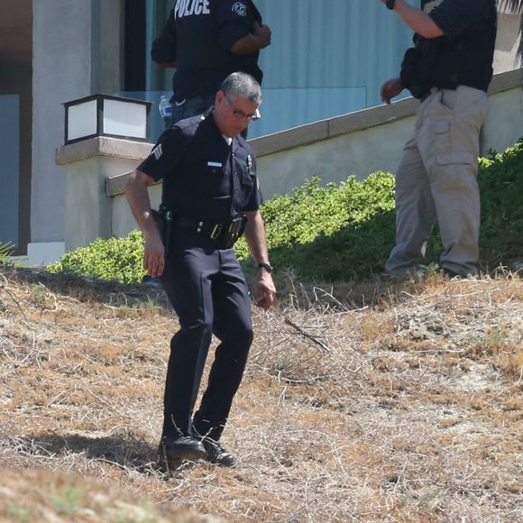 Vue arienne de la maison de Chris Brown accusé d'avoir menacé une femme avec une arme à feu à Los Angeles. Après une perquisition à son domicile et l'interrogation de nombreux témoins, il a été inculpé d'agression avec une arme à feu. L'ancienne reine de beauté Baylee Curran a raconté à TMZ qu'elle se trouvait au domicile du chanteur, dans la nuit de lundi à mardi. Selon elle, l'altercation a éclaté alors qu'elle admirait un bijou en diamant exposé par un ami du chanteur. Ce dernier aurait alors braqué une arme sur elle, jure-t-elle, disant " Dégage de là ". Elle a ensuite couru chez un voisin avant d'appeler la police. Le 30 août 2016