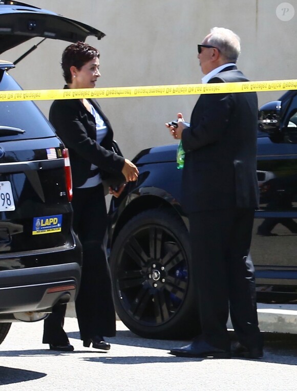 Vue arienne de la maison de Chris Brown accusé d'avoir menacé une femme avec une arme à feu à Los Angeles. Après une perquisition à son domicile et l'interrogation de nombreux témoins, il a été inculpé d'agression avec une arme à feu. L'ancienne reine de beauté Baylee Curran a raconté à TMZ qu'elle se trouvait au domicile du chanteur, dans la nuit de lundi à mardi. Selon elle, l'altercation a éclaté alors qu'elle admirait un bijou en diamant exposé par un ami du chanteur. Ce dernier aurait alors braqué une arme sur elle, jure-t-elle, disant " Dégage de là ". Elle a ensuite couru chez un voisin avant d'appeler la police. Le 30 août 2016