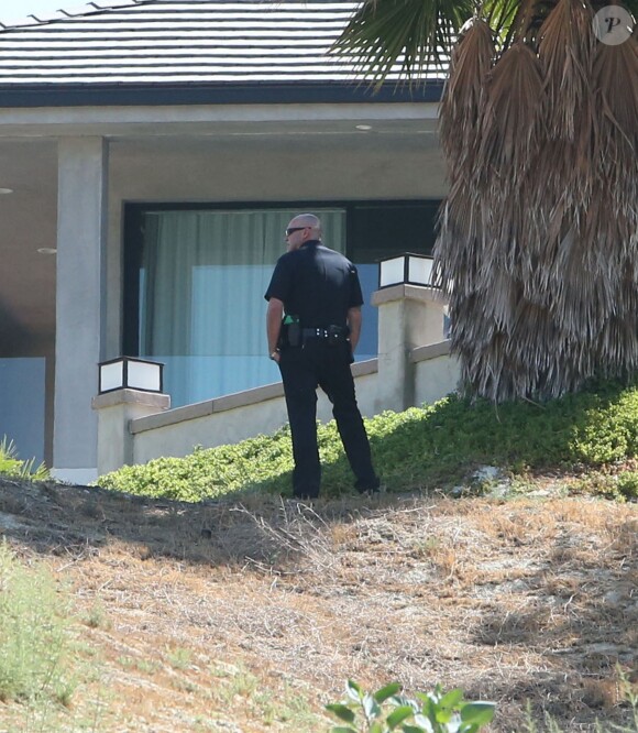 Vue arienne de la maison de Chris Brown accusé d'avoir menacé une femme avec une arme à feu à Los Angeles. Après une perquisition à son domicile et l'interrogation de nombreux témoins, il a été inculpé d'agression avec une arme à feu. L'ancienne reine de beauté Baylee Curran a raconté à TMZ qu'elle se trouvait au domicile du chanteur, dans la nuit de lundi à mardi. Selon elle, l'altercation a éclaté alors qu'elle admirait un bijou en diamant exposé par un ami du chanteur. Ce dernier aurait alors braqué une arme sur elle, jure-t-elle, disant " Dégage de là ". Elle a ensuite couru chez un voisin avant d'appeler la police. Le 30 août 2016
