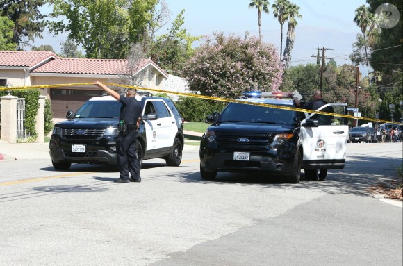 Vue arienne de la maison de Chris Brown accusé d'avoir menacé une femme avec une arme à feu à Los Angeles. Après une perquisition à son domicile et l'interrogation de nombreux témoins, il a été inculpé d'agression avec une arme à feu. L'ancienne reine de beauté Baylee Curran a raconté à TMZ qu'elle se trouvait au domicile du chanteur, dans la nuit de lundi à mardi. Selon elle, l'altercation a éclaté alors qu'elle admirait un bijou en diamant exposé par un ami du chanteur. Ce dernier aurait alors braqué une arme sur elle, jure-t-elle, disant " Dégage de là ". Elle a ensuite couru chez un voisin avant d'appeler la police. Le 30 août 2016