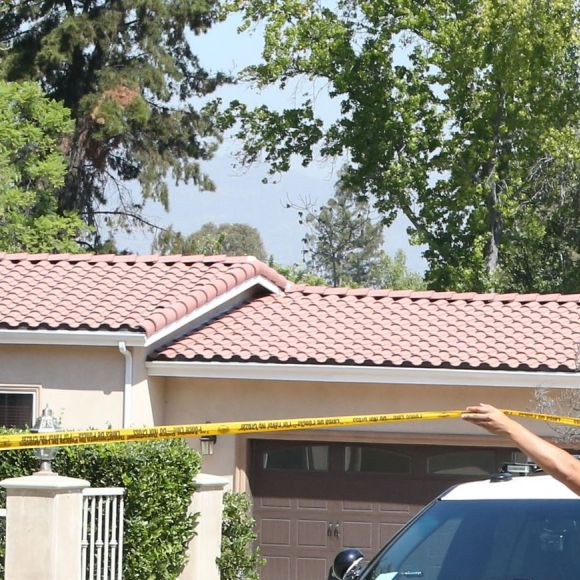 Vue arienne de la maison de Chris Brown accusé d'avoir menacé une femme avec une arme à feu à Los Angeles. Après une perquisition à son domicile et l'interrogation de nombreux témoins, il a été inculpé d'agression avec une arme à feu. L'ancienne reine de beauté Baylee Curran a raconté à TMZ qu'elle se trouvait au domicile du chanteur, dans la nuit de lundi à mardi. Selon elle, l'altercation a éclaté alors qu'elle admirait un bijou en diamant exposé par un ami du chanteur. Ce dernier aurait alors braqué une arme sur elle, jure-t-elle, disant " Dégage de là ". Elle a ensuite couru chez un voisin avant d'appeler la police. Le 30 août 2016